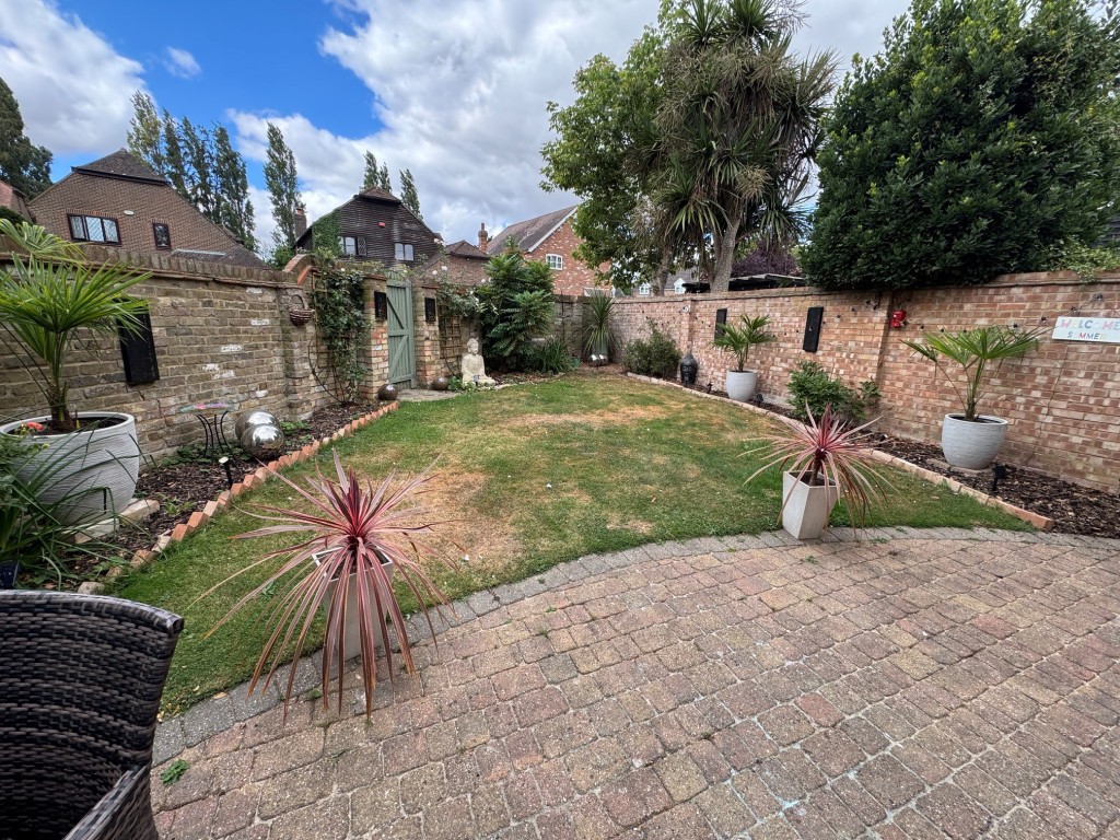 Lot: 195 - FREEHOLD TWO-BEDROOM SEMI-DETACHED HOUSE - A RESIDENTIAL INVESTMENT - Rear garden